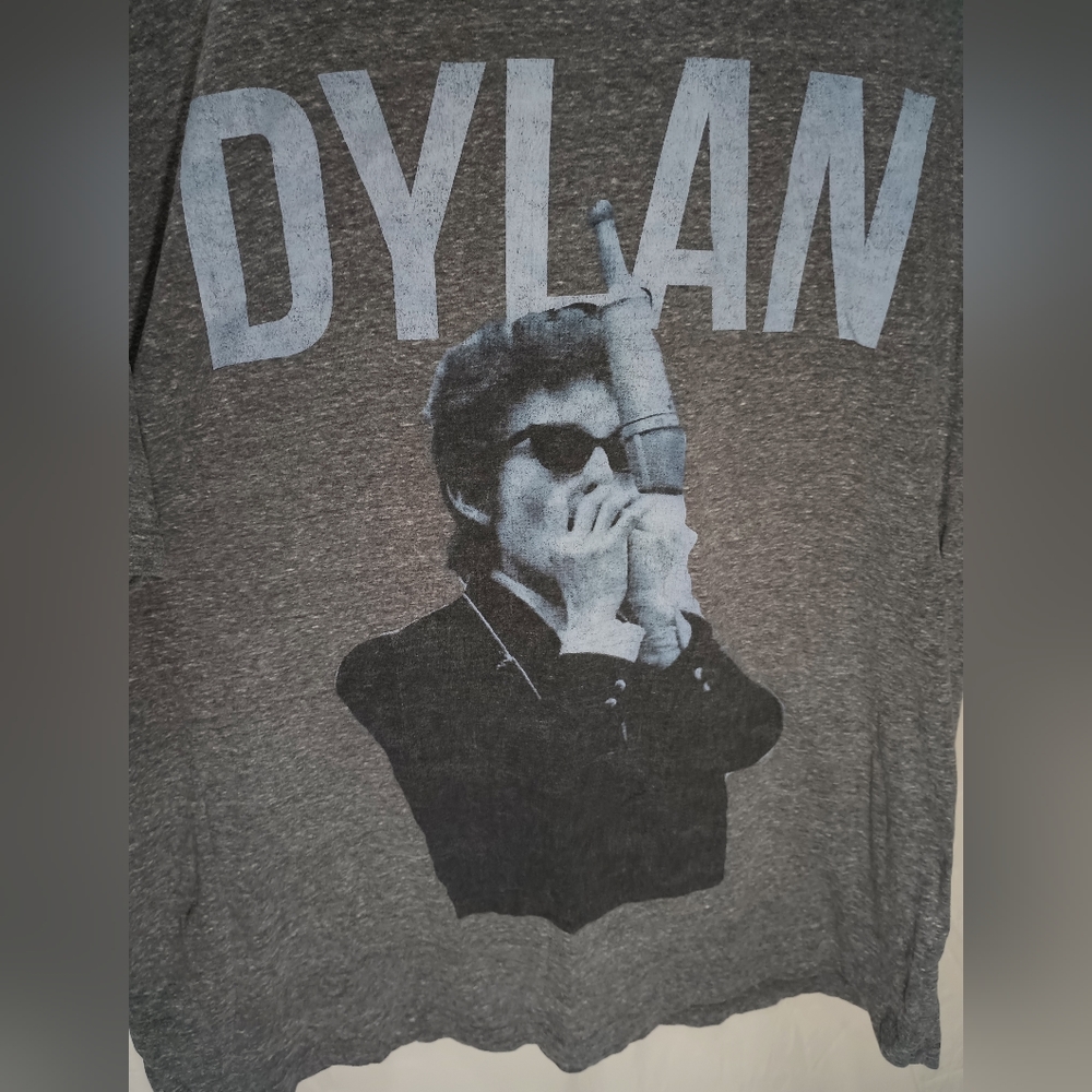 Bob Dylan revolution 45 2XL tee with "Dylan" singing into a mic Great condition.